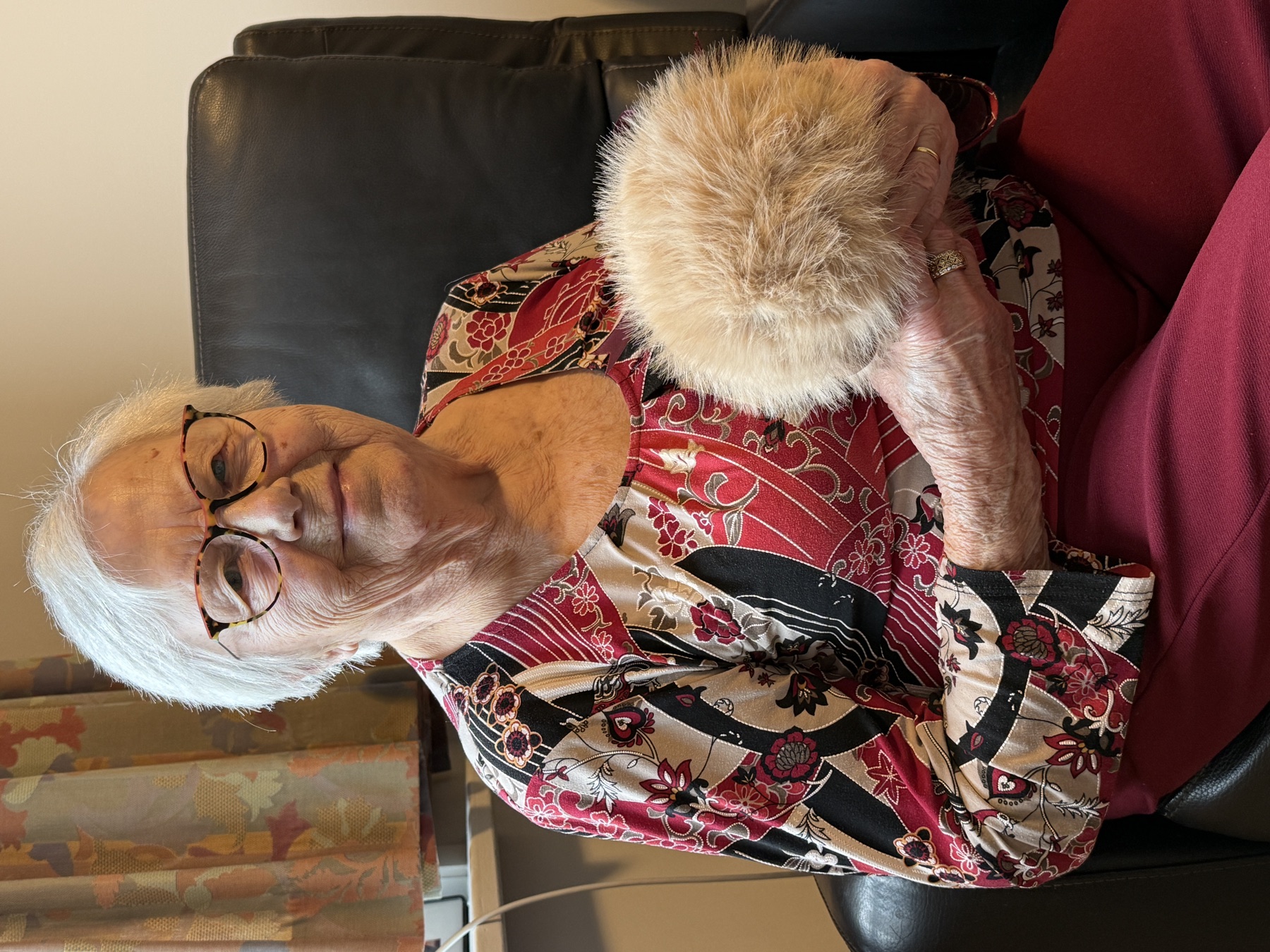 Meme houdt Cupboo vast in een zorgomgeving
